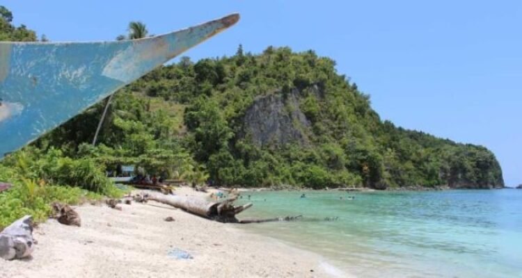 FOTO 20 Juli_Keindahan sebuah pantai di Serui, Kabupaten Kepulauan Yapen. (dok. badanpenghubungdaerahprovinsipapua)