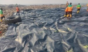 FOTO 20 Juli_Praktik open dumping secara bertahap di Tempat Pengolahan Sampah Terpadu (TPST) Bantargebang