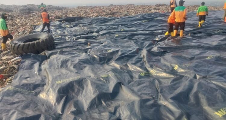 FOTO 20 Juli_Praktik open dumping secara bertahap di Tempat Pengolahan Sampah Terpadu (TPST) Bantargebang
