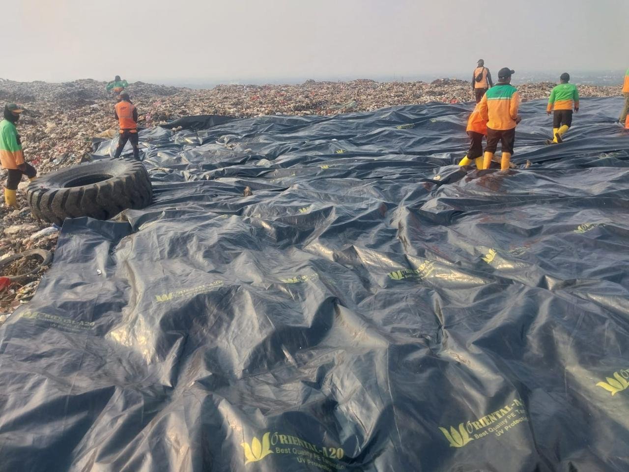 FOTO 20 Juli_Praktik open dumping secara bertahap di Tempat Pengolahan Sampah Terpadu (TPST) Bantargebang