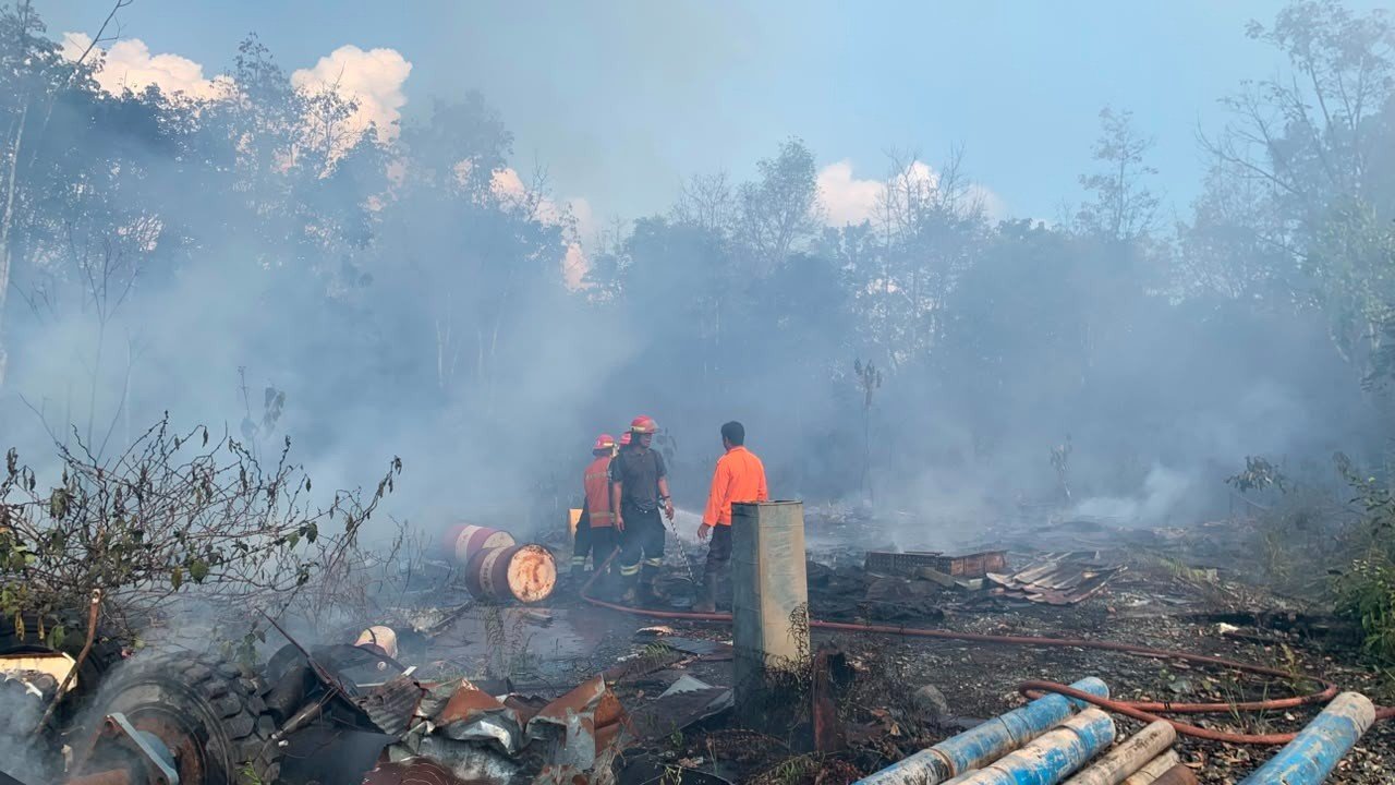 FOTO 20 Juli_Upaya pemadaman kebakaran hutan dan lahan di Kecamatan Simpang Empat, Kabupaten Tanah Bumbu, Kalimantan Selatan.
