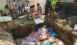 FOTO 21 Juli_Balai Karantina Hewan, Ikan dan Tumbuhan Nusa Tenggara Barat memusnahkan lebih dari 3 ton produk hewan, serta ikan tanpa dokumen karantina. barantin