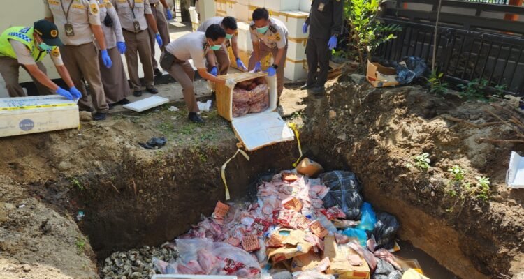 FOTO 21 Juli_Balai Karantina Hewan, Ikan dan Tumbuhan Nusa Tenggara Barat memusnahkan lebih dari 3 ton produk hewan, serta ikan tanpa dokumen karantina. barantin
