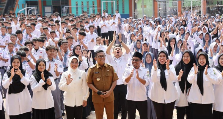 FOTO 21 Juli_Gubernur Banten Andra Soni di SMK Nurul Huda Baros, Kabupaten Serang. dok. bantenprov.go.id