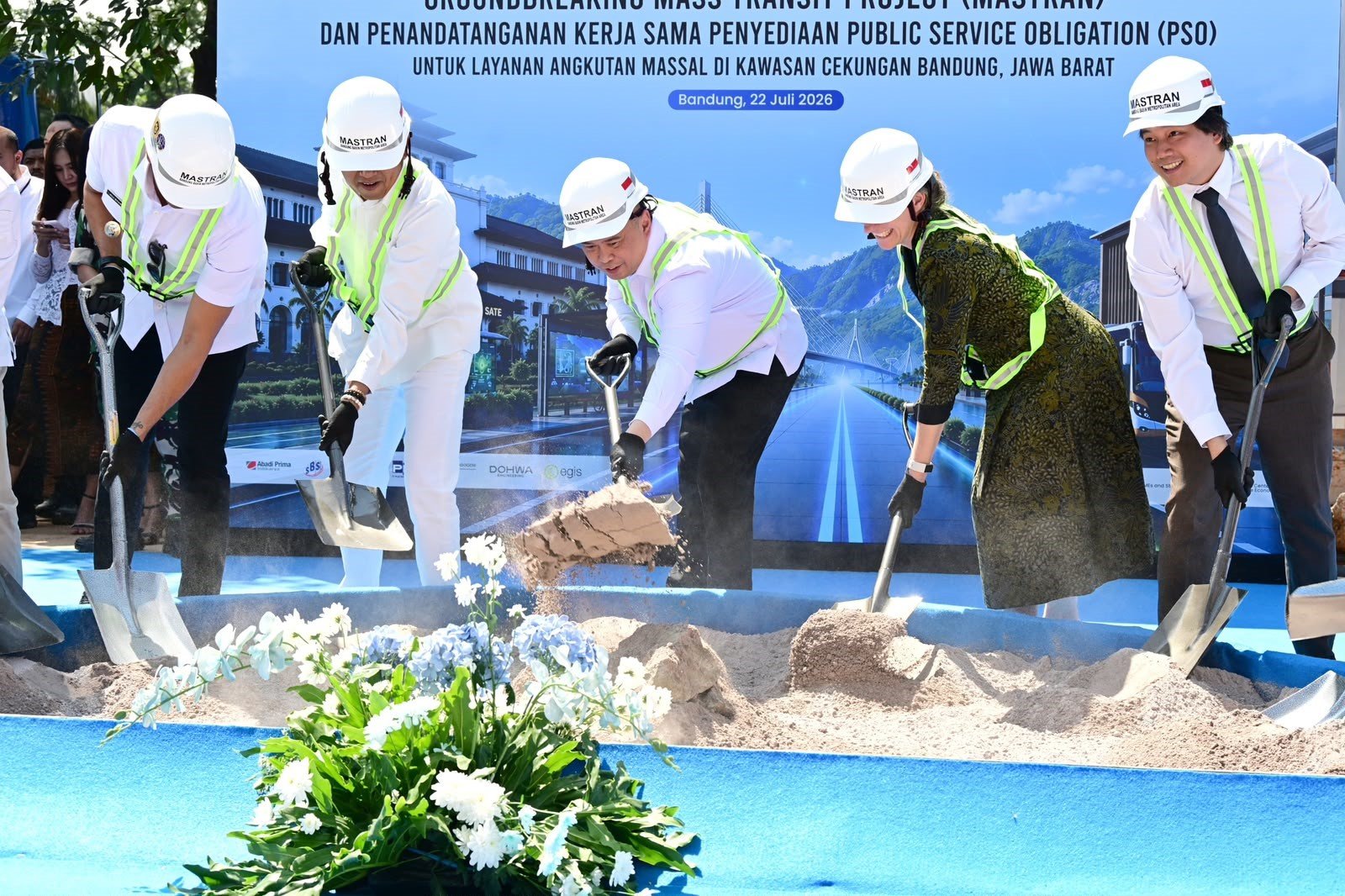 FOTO 23 Juli_Pembangunan (groundbreaking) Indonesia Mass Transit Project (MASTRAN) di Leuwipanjang BRT Depot Site, Kabupaten Bandung. dok. kemenhub 2
