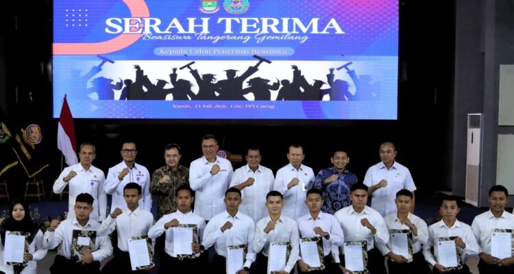 FOTO 23 Juli_Pemberian beasiswa kepada putera - puteri daerah dalam program Beasiswa Tangerang Gemilang 2 INI
