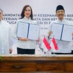 FOTO 24 Juli_Menteri Pariwisata Widiyanti Putri Wardhana bersama Menteri Sosial Saifullah Yusuf menandatangani Kesepahaman Bersama program Sekolah Rakyat