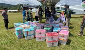 FOTO 25 Juli_Barang bantuan BNPB tiba di Bandara Long Layu yang ada di Kecamatan Krayan Selatan, Kabupaten Nunukan, Kalimantan Utara. bnpb
