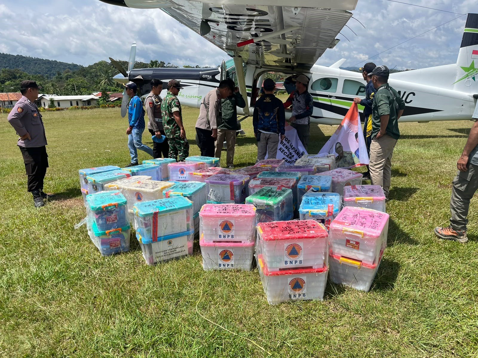 FOTO 25 Juli_Barang bantuan BNPB tiba di Bandara Long Layu yang ada di Kecamatan Krayan Selatan, Kabupaten Nunukan, Kalimantan Utara. bnpb