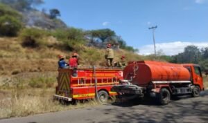 FOTO 25 Juli_Proses pemadaman karhutla oleh tim gabungan di Desa Aeramo, Kecamatan Aesesa, Kabupaten Nagekeo, Nusa Tenggara Timur ini