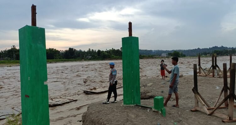 FOTO 26 Juli_Kondisi jembatan yang hanyut diterjang banjir memutus akses dari dan ke Desa Sawang, Kec Sawang, Kab Aceh Utara, Prov Aceh. bpbdkab