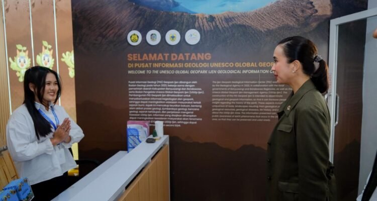 FOTO 26 Juli_Menteri Pariwisata Widiyanti Putri Wardhana saat melakukan kunjungan ke Pusat Informasi Geologi Geopark Ijen, Banyuwangi. kemenpar