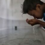 FOTO 28 Juli_Seorang anak meminum air bersih di Kota Bandung. dok. jabarprov.go.id