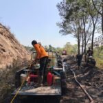 FOTO 29 Juli_BPBD Kabupaten Sumedang bersama Pemadan Kebakaran dan aparat menangani kebakaran hutan dan lahan di Desa Cinanjung, Kec Tanjungsari, Kab Sumedang, Prov Jawa Barat