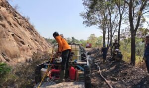 FOTO 29 Juli_BPBD Kabupaten Sumedang bersama Pemadan Kebakaran dan aparat menangani kebakaran hutan dan lahan di Desa Cinanjung, Kec Tanjungsari, Kab Sumedang, Prov Jawa Barat