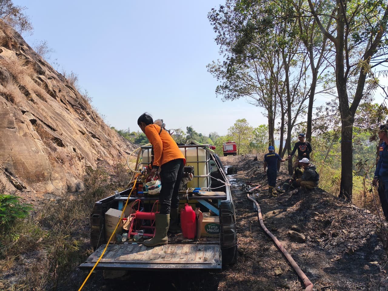 FOTO 29 Juli_BPBD Kabupaten Sumedang bersama Pemadan Kebakaran dan aparat menangani kebakaran hutan dan lahan di Desa Cinanjung, Kec Tanjungsari, Kab Sumedang, Prov Jawa Barat