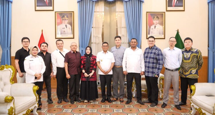 FOTO 29 Juli_Gubernur Banten Andra Soni usai menerima kunjungan General Manager (GM) PLN UID Banten yang baru, Tonny Bellamy bersama jajaran di Gedung Negara Pro Banten, Kota Serang,