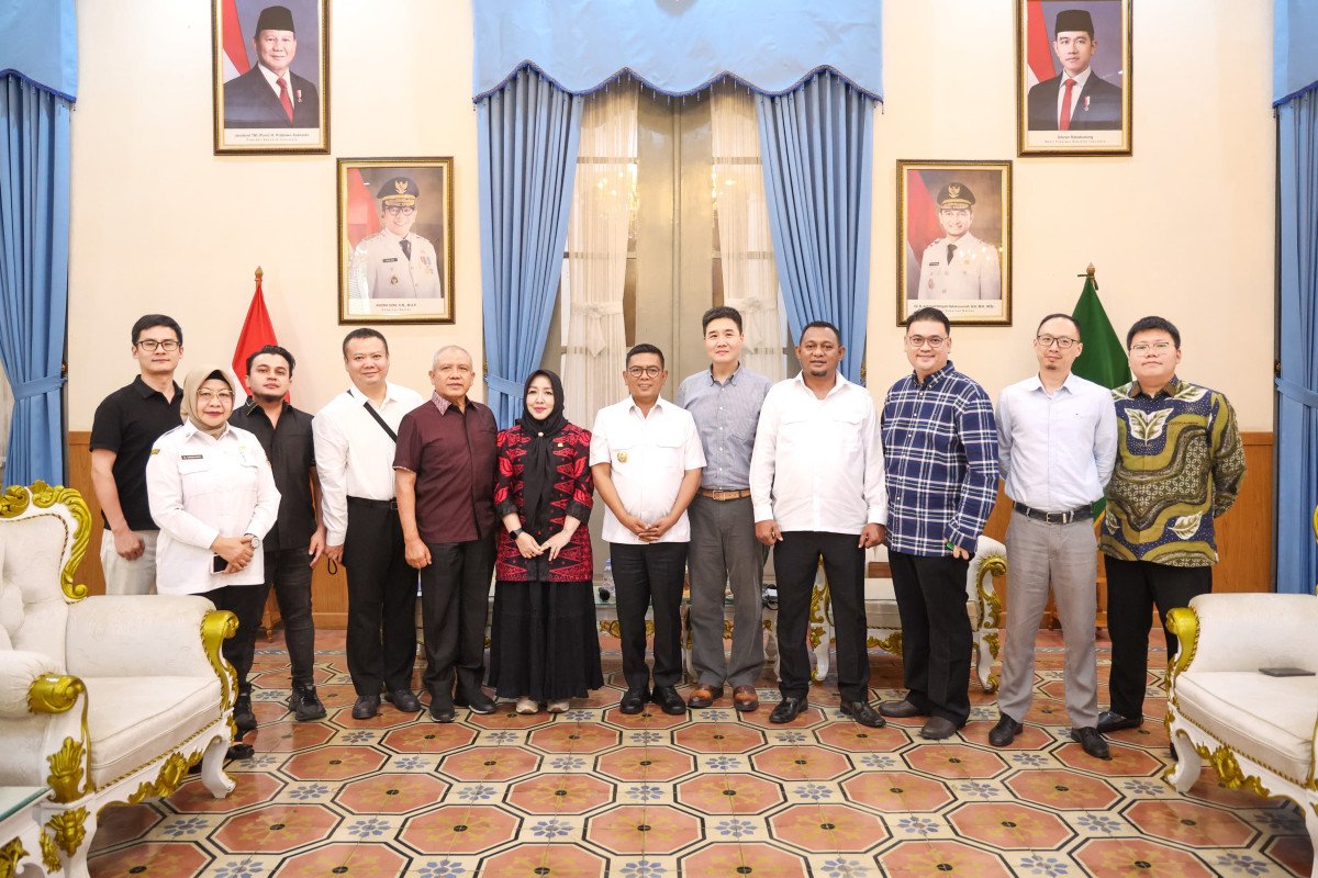 FOTO 29 Juli_Gubernur Banten Andra Soni usai menerima kunjungan General Manager (GM) PLN UID Banten yang baru, Tonny Bellamy bersama jajaran di Gedung Negara Pro Banten, Kota Serang,