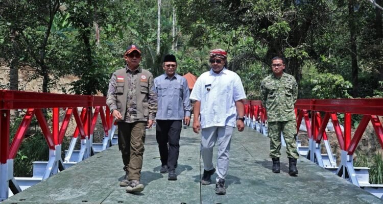 FOTO 3 Juli_Kepala BNPB Letjen TNI Suharyanto (kiri) bersama Bupati Temanggung Agus Setyawan