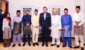 FOTO 3 Juli_Menko Infrastruktur dan Pembangunan Kewilayahan Agus Harimurti Yudhoyono (AHY bertemu dengan pimpinan delapan kesultanan di sumtim.kemenkoinfra