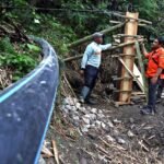 FOTO 3 Juli_Tim BPBD Kabupaten Magelang bersama perangkat desa dan warga memeriksa jaringan pipanisasi ini