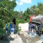 FOTO 3 Juli_Warga memanfaatkan bantuan air bersih yang didistribusikan BPBD Kabupaten Semarang. dok. bpbdkabupatensemarang