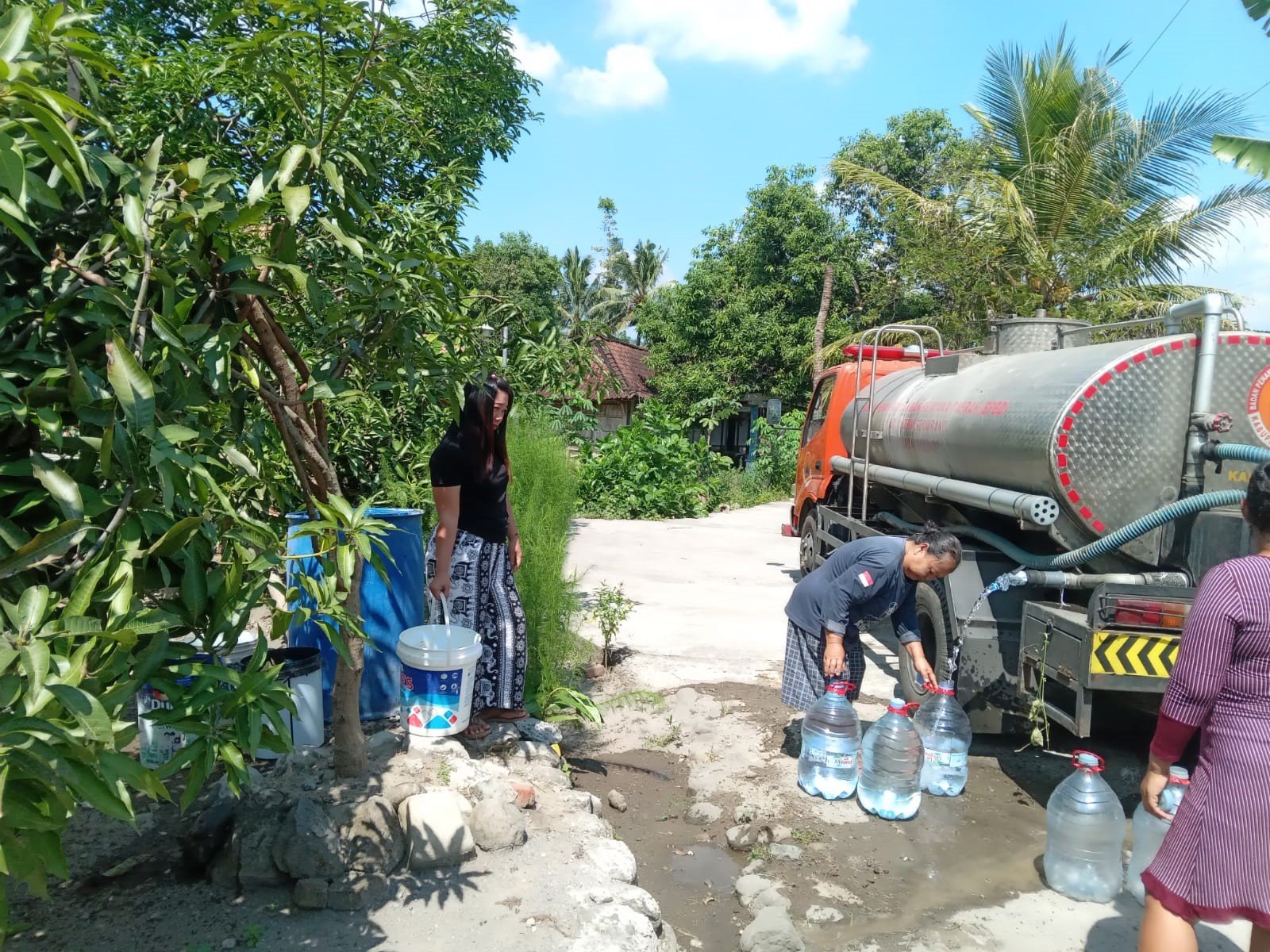FOTO 3 Juli_Warga memanfaatkan bantuan air bersih yang didistribusikan BPBD Kabupaten Semarang. dok. bpbdkabupatensemarang
