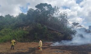 FOTO 30 Juli_BPBD Kota Sorong dan petugas gabungan berhasil memadamkan seluruh titik api yang membakar 24 hektare lahan di Kota Sorong, Prov Papua Barat Daya