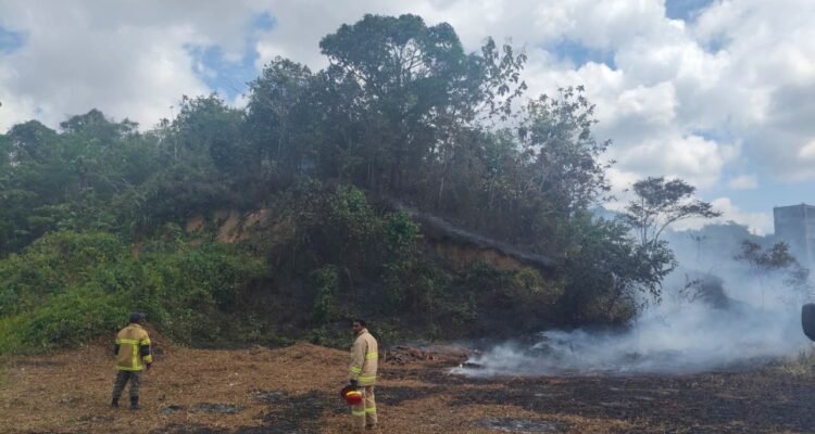 FOTO 30 Juli_BPBD Kota Sorong dan petugas gabungan berhasil memadamkan seluruh titik api yang membakar 24 hektare lahan di Kota Sorong, Prov Papua Barat Daya