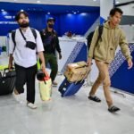 FOTO 30 juli_Para penumpang turun dari kapal di pelabuhan. dok. kemenhub 1
