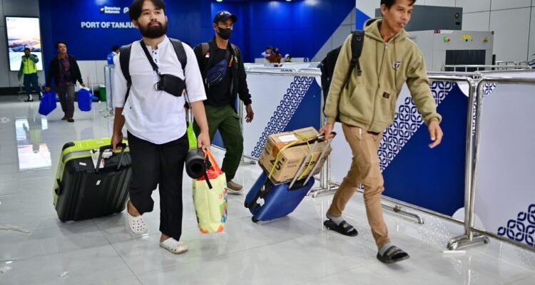 FOTO 30 juli_Para penumpang turun dari kapal di pelabuhan. dok. kemenhub 1