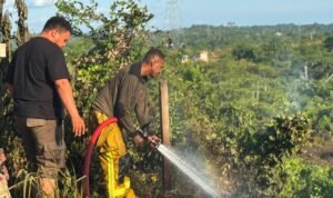 FOTO 31 Juli_Petugas gabungan saat berupaya memadamkan kebakaran hutan dan lahan di Kota Sorong, Provinsi Papua Barat Daya