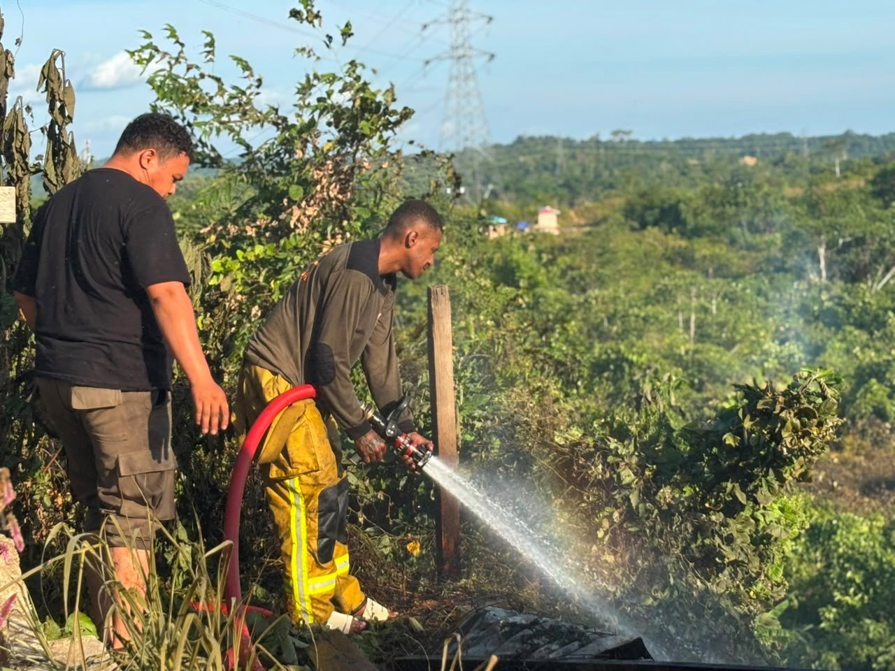FOTO 31 Juli_Petugas gabungan saat berupaya memadamkan kebakaran hutan dan lahan di Kota Sorong, Provinsi Papua Barat Daya