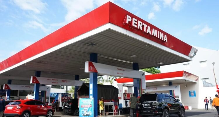 FOTO 31 Maret_Aktivitas petugas Stasiun Pengisian Bahan Bakar Umum (SPBU) Pertamina. dok. pertamina