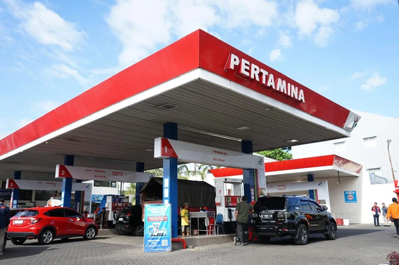FOTO 31 Maret_Aktivitas petugas Stasiun Pengisian Bahan Bakar Umum (SPBU) Pertamina. dok. pertamina