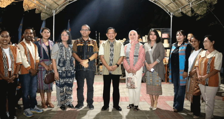 FOTO 4 Juli_Kegiatan Exotic Tenun_Parade Tenun dan Fashion Show di Pelataran Mal Pelayanan Publik Timor-Atambua, Kabupaten Belu, NTT. kemendagri