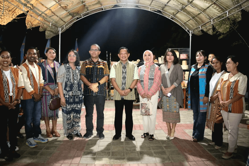 FOTO 4 Juli_Kegiatan Exotic Tenun_Parade Tenun dan Fashion Show di Pelataran Mal Pelayanan Publik Timor-Atambua, Kabupaten Belu, NTT. kemendagri