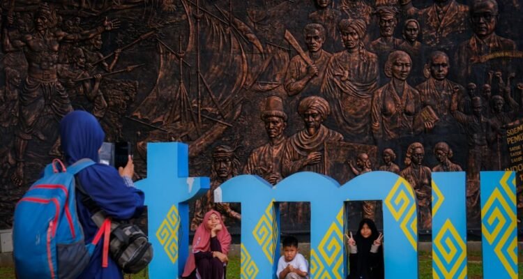FOTO 4 Juli_Kunjungan wisata anak - anak ke Taman Mini Indonesia Indah (TMII), Jakarta. dok. kemenpar