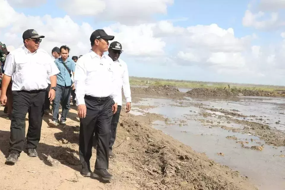 FOTO 4 Juli_Menteri Pertanian Andi Amran Sulaiman saat melakukan tanam padi bersama petani di Desa Waninggap Kai, Kec Semangga, Kab Merauke, Papua Selatan. kementan