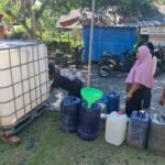 FOTO 4 Juli_Pendistribusian air bersih untuk masyarakat dilakukan oleh Badan Penanggulangan Bencana Daerah (BPBD) Kabupaten Ciamis.