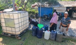 FOTO 4 Juli_Pendistribusian air bersih untuk masyarakat dilakukan oleh Badan Penanggulangan Bencana Daerah (BPBD) Kabupaten Ciamis.