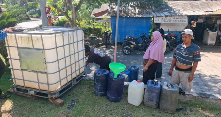 FOTO 4 Juli_Pendistribusian air bersih untuk masyarakat dilakukan oleh Badan Penanggulangan Bencana Daerah (BPBD) Kabupaten Ciamis.