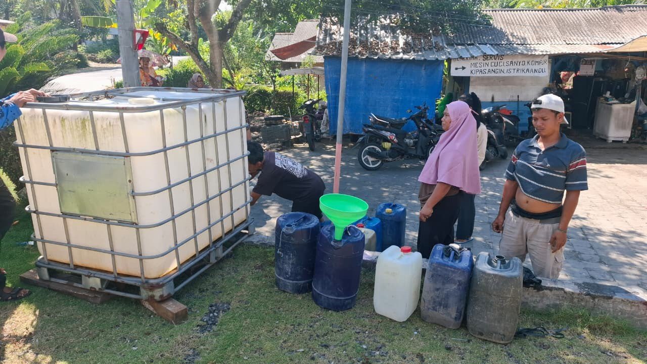 FOTO 4 Juli_Pendistribusian air bersih untuk masyarakat dilakukan oleh Badan Penanggulangan Bencana Daerah (BPBD) Kabupaten Ciamis.