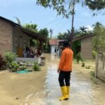 FOTO 4 Juli_Petugas melakukan pemantauan Tinggi Muka Air (TMA) di titik-titik banjir Desa Paluh Kemiri, Kec. Lubuk Pakam, Kab. Deli Serdang
