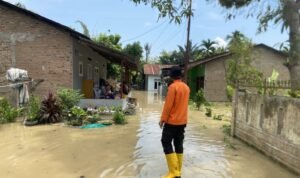 FOTO 4 Juli_Petugas melakukan pemantauan Tinggi Muka Air (TMA) di titik-titik banjir Desa Paluh Kemiri, Kec. Lubuk Pakam, Kab. Deli Serdang
