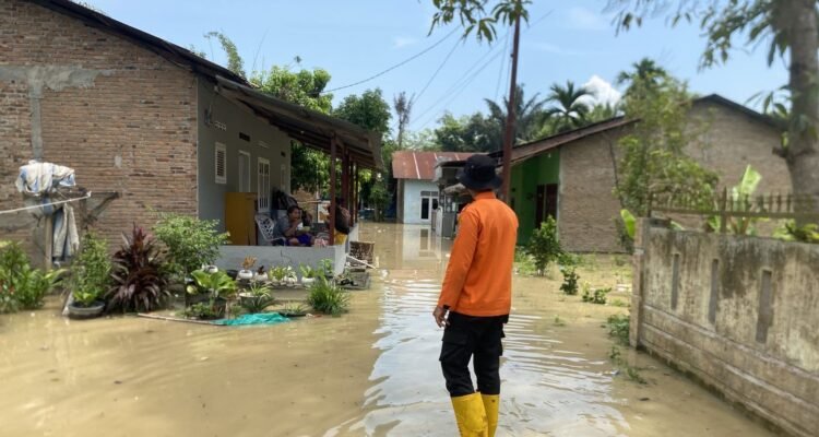 FOTO 4 Juli_Petugas melakukan pemantauan Tinggi Muka Air (TMA) di titik-titik banjir Desa Paluh Kemiri, Kec. Lubuk Pakam, Kab. Deli Serdang