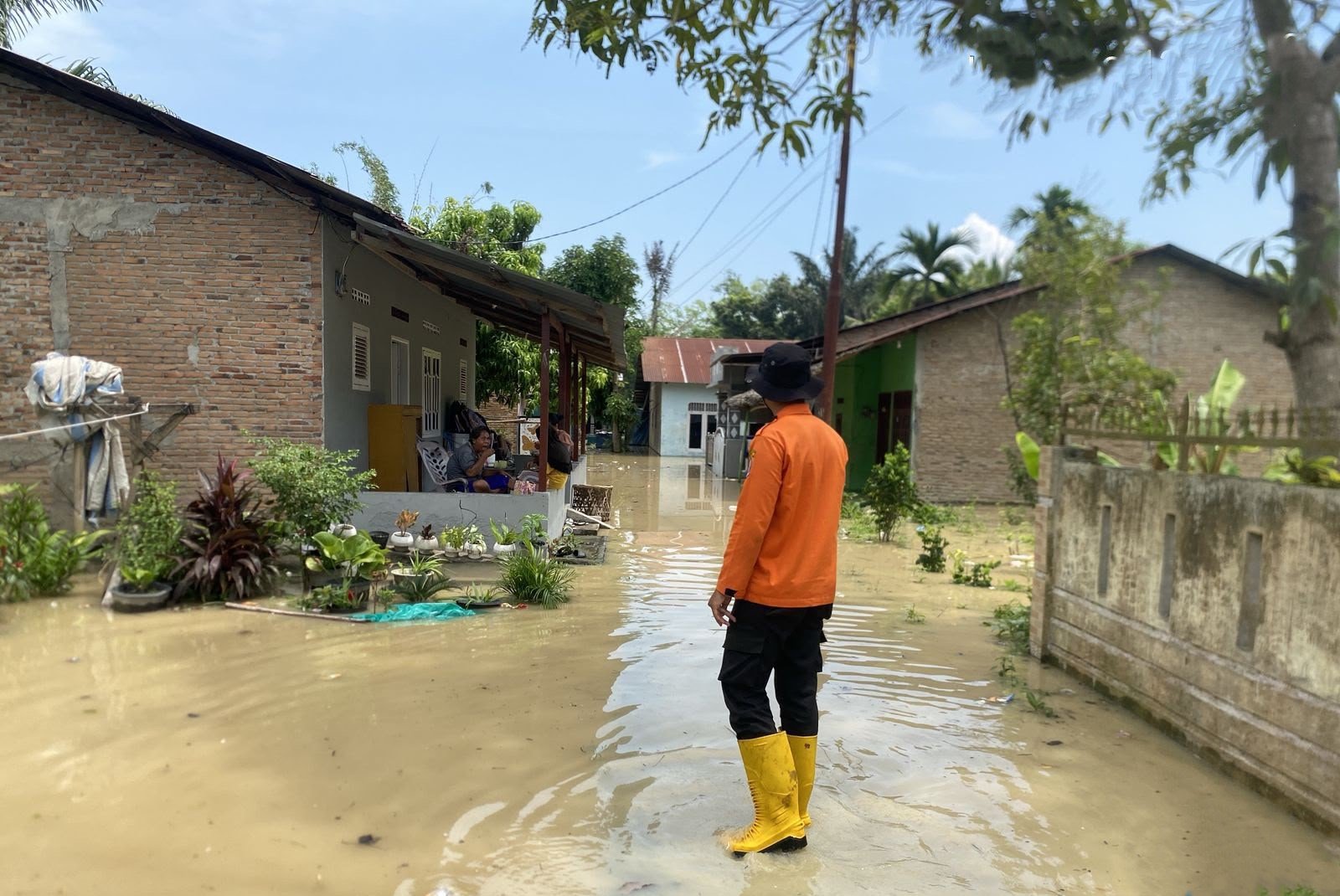 FOTO 4 Juli_Petugas melakukan pemantauan Tinggi Muka Air (TMA) di titik-titik banjir Desa Paluh Kemiri, Kec. Lubuk Pakam, Kab. Deli Serdang