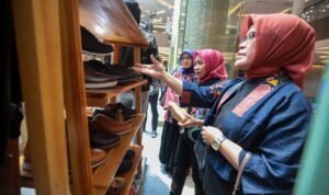 FOTO 4 Juli_Produk alas kaki atau sepatu dari pengrajin Jawa Barat. (dok. jabarprov.go.id)