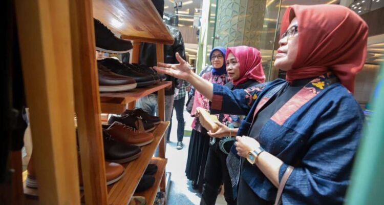 FOTO 4 Juli_Produk alas kaki atau sepatu dari pengrajin Jawa Barat. (dok. jabarprov.go.id)