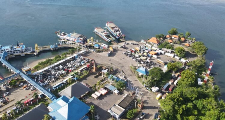 FOTO 6 Juli_Kendaraan antre naik kapal penyeberangan di pelabuhan. dok. hubdatkemenhub 2